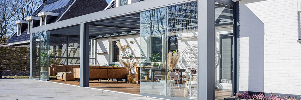 Veranda met glasschuifwanden