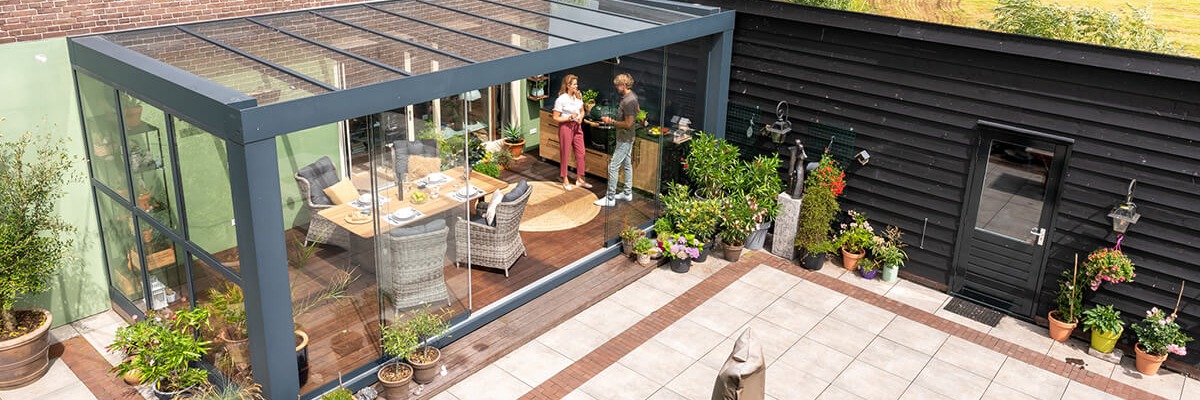 Tuinkamer met glazen schuifwanden