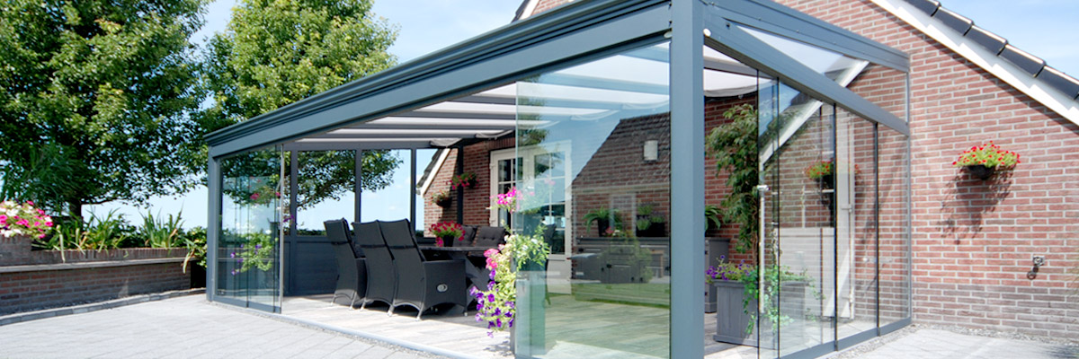 Veranda met glasschuifwanden